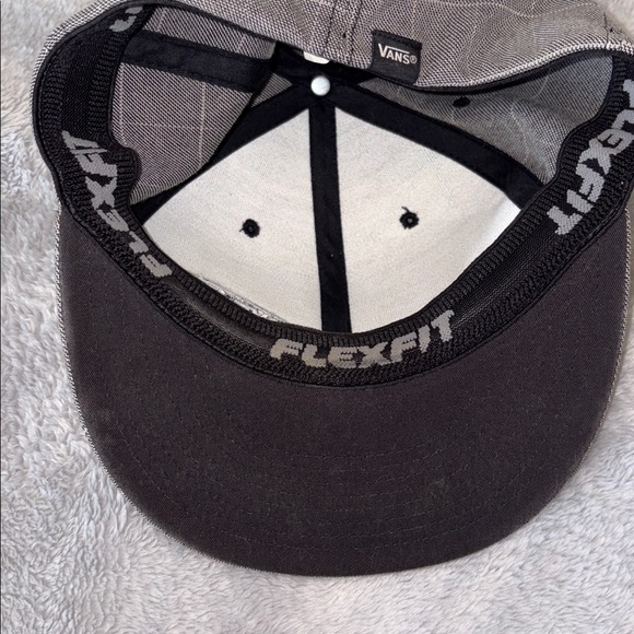 Vans Off The Wall Gray Plaid Flexfit Hat with Black Logo Patch size S-M L. New - Picture 4 of 8